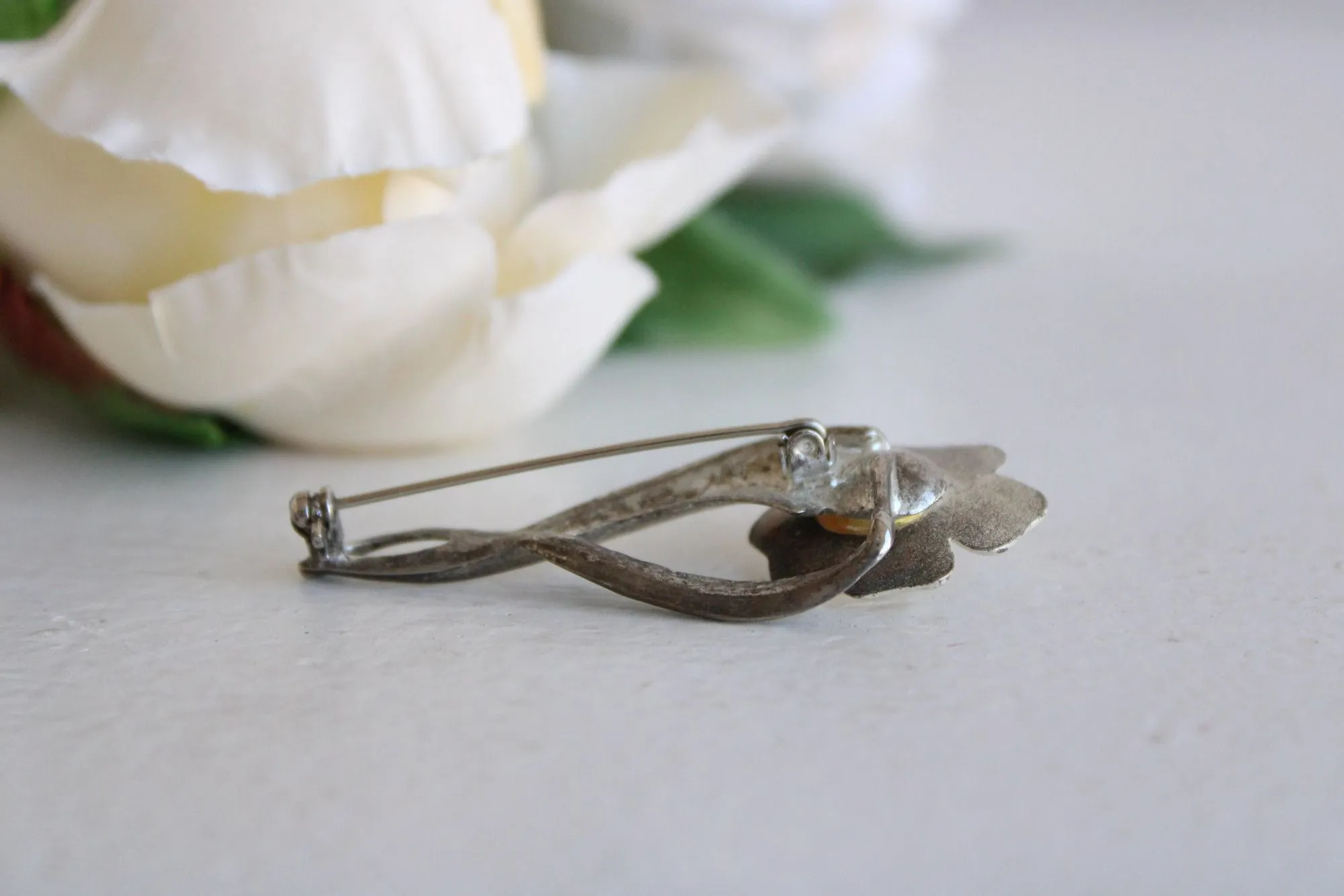 Vintage 1940s 1950 White Flower Brooch
