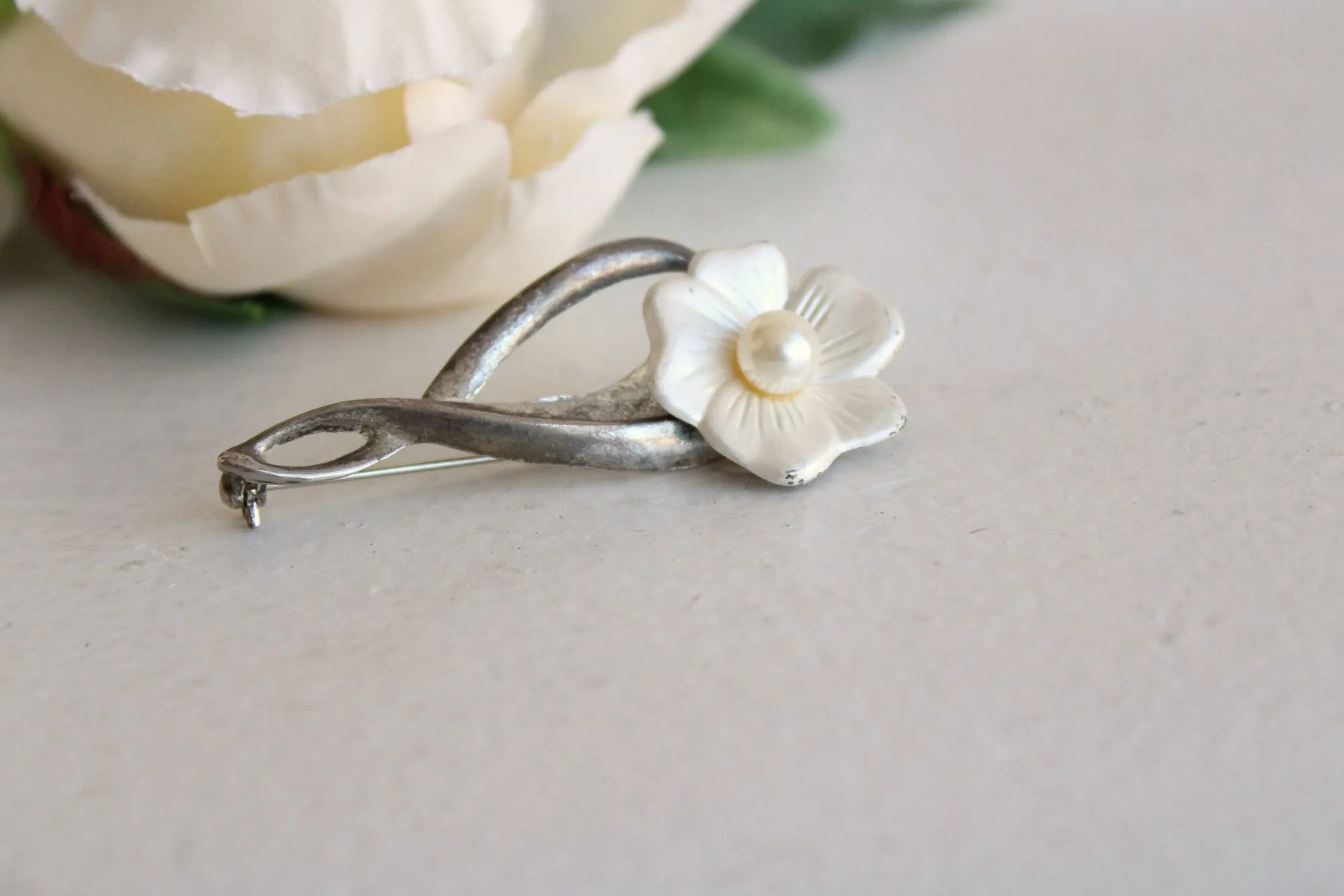 Vintage 1940s 1950 White Flower Brooch