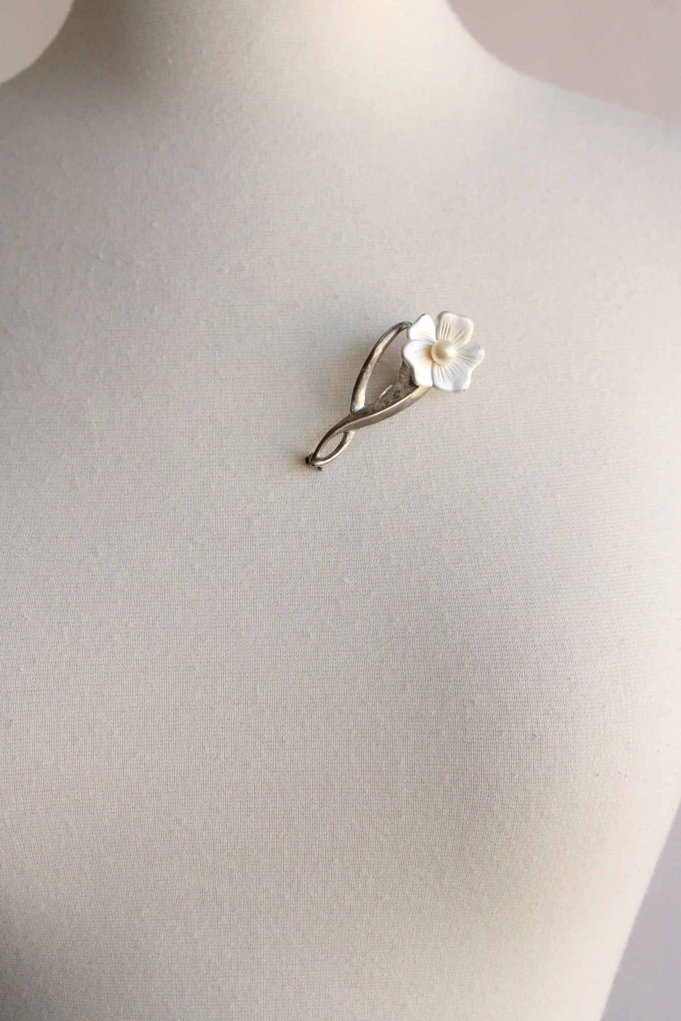 Vintage 1940s 1950 White Flower Brooch