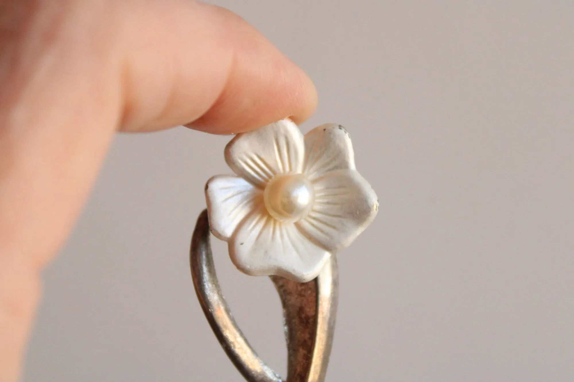 Vintage 1940s 1950 White Flower Brooch