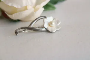 Vintage 1940s 1950 White Flower Brooch