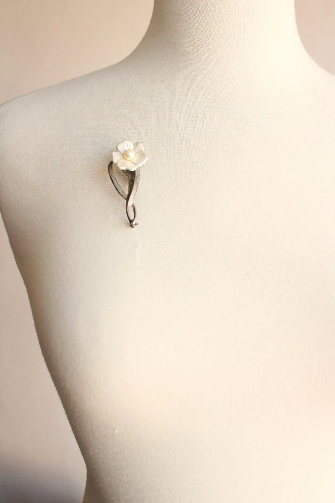 Vintage 1940s 1950 White Flower Brooch